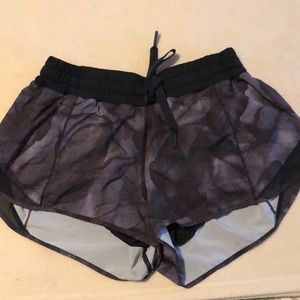Lululemon Hotty Hot Shorts 2.5” Sz 8